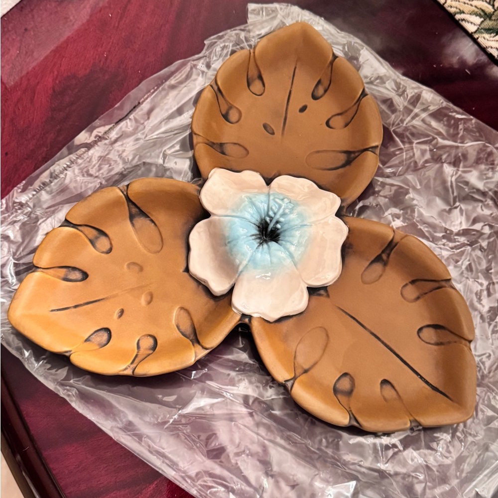 Great Gift! New Disney’s Aulani Resort & Spa Hibiscus Floral Nut Bowl